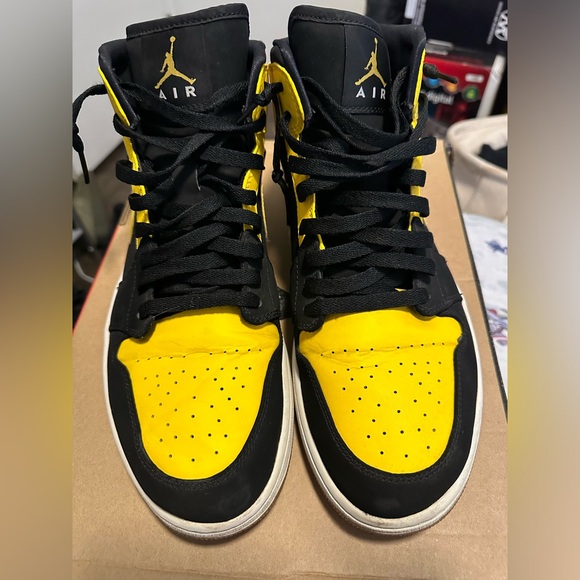 JORDAN 1 MID “NEW LOVE” - Picture 1 of 3